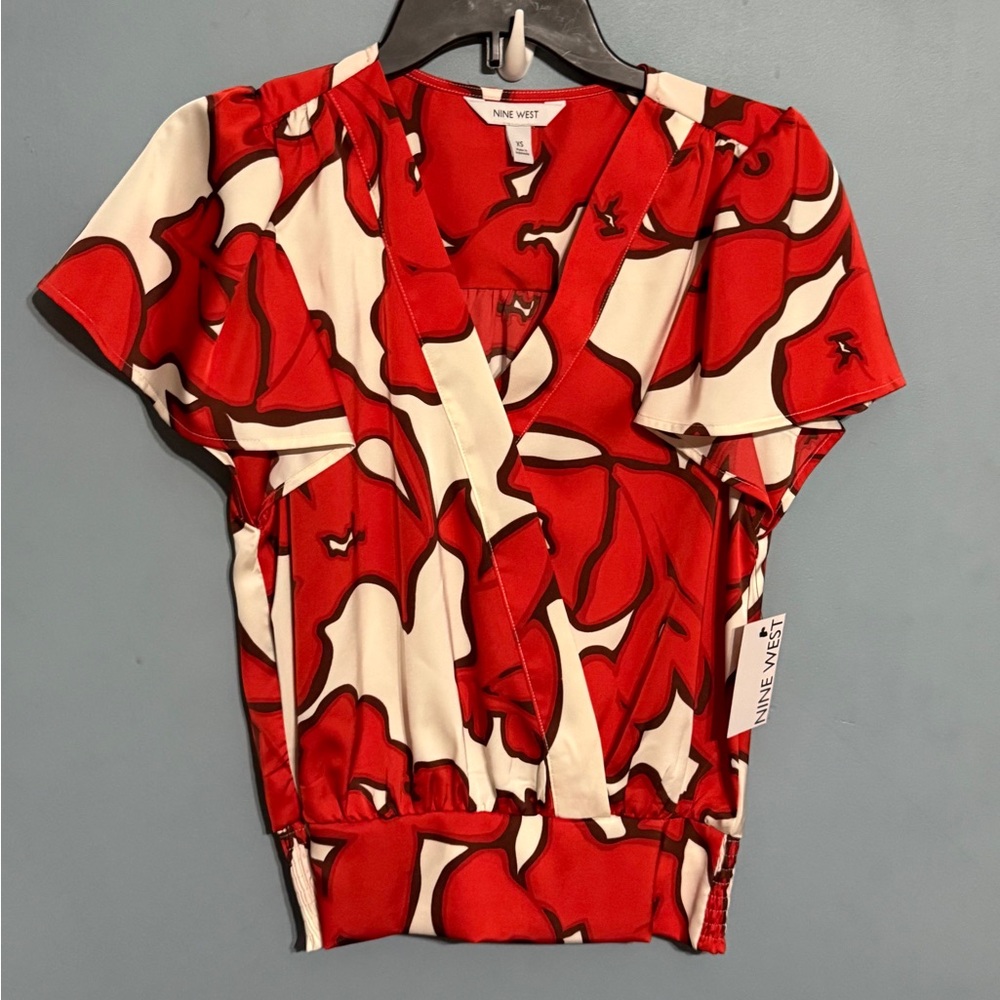SELLING NINE WEST BLOUSE SIZE XS FLORAL NWT  BANDED FLUTTER SLEEVE